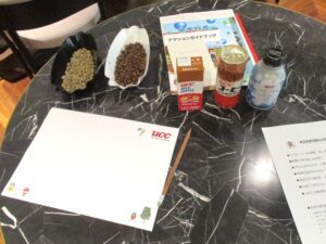 Handout materials and coffee beans before and after roasting Handout materials and coffee beans before and after roasting
