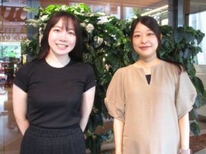 Handout materials and coffee beans before and after roasting From the left, Risako Kuroda of Kawasaki Heavy Industries and Chiaki Ganno of UCC Japan