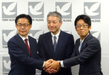 Ito-Yokado to Focus on Food Supermarket Business, Transfers GMS Operations to Group Company (From left) Tetsuya Yamamoto, President of Ito-Yokado; Seiichiro Ishibashi, President of York HD; Naofumi Nishi, Partner, Bain Capital Japan
