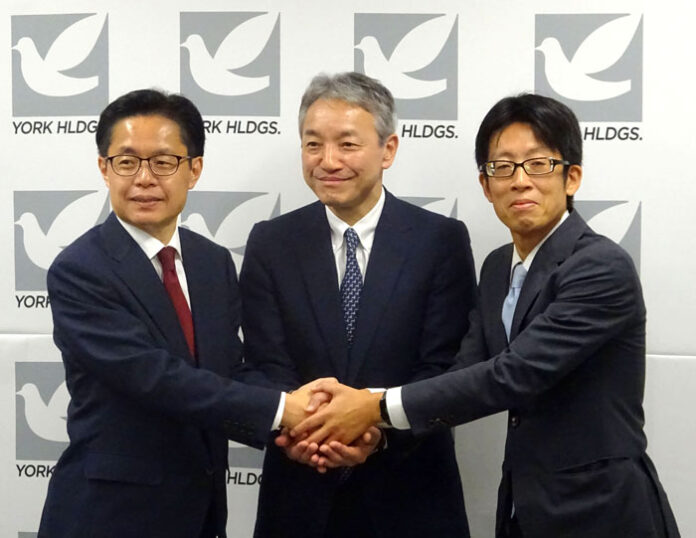 (From left) Tetsuya Yamamoto, President of Ito-Yokado; Seiichiro Ishibashi, President of York HD; Naofumi Nishi, Partner, Bain Capital Japan