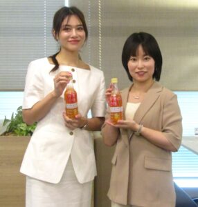 Yoko Yano of Suntory Beverage & Food International (right) and influencer Rina Ishii