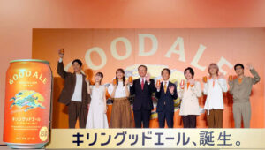  President Hideki Horiguchi with commercial cast members at the October 7 press event