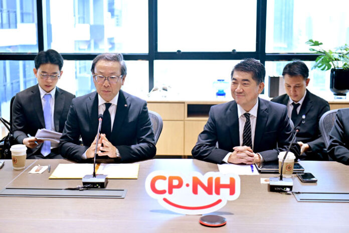 Nippon Ham President Nobuhisa Ikawa (left) and CPF CEO Prasit Nippon Ham President Nobuhisa Ikawa (left) and CPF CEO Prasit