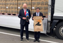 Showa Sangyo and Nestlé Japan Launch Round-Trip Transportation for Flour and Coffee; Truck Usage to be Cut by 50% Mr. Olivier Laurent-Montoux, Managing Executive Officer of Nestlé Japan (left), and Mr. Toshihiko Nagai, Executive Officer of Showa Sangyo (right).