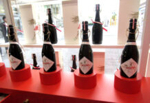 Luxury Sake Brand “SAKE HUNDRED” Holds Its First Pop-Up in Daikanyama; Tasting Premium Sake Through a Fortune Slip for the New Year “Byakko” Omikuji sticks inside the bottle.