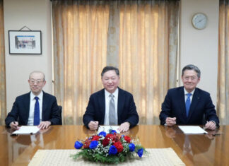 Kokubu Group to Expand Its Cold-Temperature Business in Singapore; Mitsui O.S.K. Lines Takes an Equity Stake At the signing ceremony, from left: Jotaro Tamura, Senior Managing Executive Officer of Mitsui O.S.K. Lines; Andrew Kwan, Founder and Group Managing Director of CCPL; and Akira Kokubu, Representative Director, President and Executive Officer of Kokubu Group Corp.
