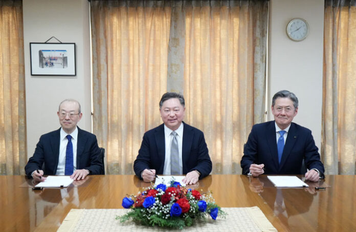At the signing ceremony, from left: Jotaro Tamura, Senior Managing Executive Officer of Mitsui O.S.K. Lines; Andrew Kwan, Founder and Group Managing Director of CCPL; and Akira Kokubu, Representative Director, President and Executive Officer of Kokubu Group Corp. At the signing ceremony, from left: Jotaro Tamura, Senior Managing Executive Officer of Mitsui O.S.K. Lines; Andrew Kwan, Founder and Group Managing Director of CCPL; and Akira Kokubu, Representative Director, President and Executive Officer of Kokubu Group Corp.