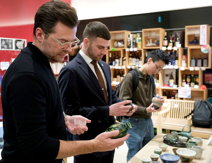 Deepening their understanding of sake.