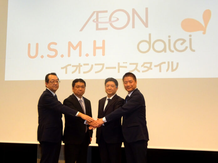 (From left to right) MaxValu Kanto President Atsushi Hirata, U.S.M.H. President Takemi Ide, Aeon President Akio Yoshida, Daiei President Yasuo Nishitoge (From left to right) MaxValu Kanto President Atsushi Hirata, U.S.M.H. President Takemi Ide, Aeon President Akio Yoshida, Daiei President Yasuo Nishitoge