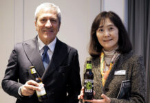 Two Italian Beer Brands Make Their Japan Debut: “Castello” and “Dolomiti,” Now Handled by Monte Bussan Giuseppe, sales manager of Villa Castello (left), and Akiko Morimoto, president of Monte Bussan