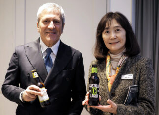 Two Italian Beer Brands Make Their Japan Debut: “Castello” and “Dolomiti,” Now Handled by Monte Bussan Giuseppe, sales manager of Villa Castello (left), and Akiko Morimoto, president of Monte Bussan