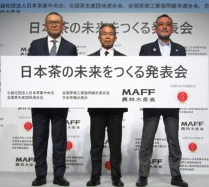 Shin Sato, Director-General for Agricultural Production Promotion in the Minister’s Secretariat at the Ministry of Agriculture, Forestry and Fisheries (right); Isamu Nakayama, Director of JFOODO, the Japan Food Product Overseas Promotion Center (left); and Sadami Suzuki, Executive Managing Director of the Japan Tea Central Association (center).