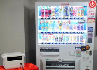 Coca-Cola Bottlers Japan Uses Portable Power Stations to Run Disaster-Response Vending Machines; Signs Agreement with Anker Japan and Ebina City A disaster-response vending machine operating on a portable power station
