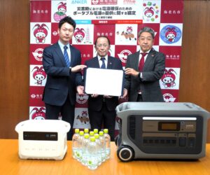  At the signing ceremony: Kenichi Kubo, Senior Director and Head of the Vending Metropolitan Area Sales Headquarters in the Vending Business Management Headquarters at CCBJI (right); Ebina Mayor Masaru Uchino (center); and Anker Japan Representative Director and CEO Ayumu Saruwatari (left)