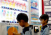 Beverage Industry First: Kirin Vending Machine Offers Gacha-Gacha Experience; Buy One Drink and Turn the Handle to Receive a Children’s Health Beverage, Creating Excitement and Fun for Parents and Children A young child experiences the gacha-gacha function by turning the dedicated handle