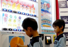 Beverage Industry First: Kirin Vending Machine Offers Gacha-Gacha Experience; Buy One Drink and Turn the Handle to Receive a Children’s Health Beverage, Creating Excitement and Fun for Parents and Children A young child experiences the gacha-gacha function by turning the dedicated handle