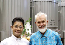 Sanwa Shurui Holds “Winemaking Ceremony,” Anticipating a Harvest of High-Quality Grapes Sanwa Shurui President Kazunori Nishi and internationally renowned vine-pruning consultant Marco Simonit