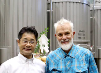 Sanwa Shurui Holds “Winemaking Ceremony,” Anticipating a Harvest of High-Quality Grapes Sanwa Shurui President Kazunori Nishi and internationally renowned vine-pruning consultant Marco Simonit